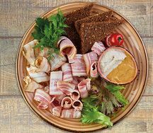 Три вида сала с черным хлебом, хреном и горчицей