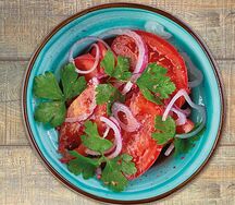 Томаты с красным луком и кинзой