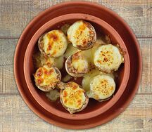 Шампиньоны, запечённые с сыром сулугуни