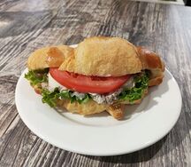 Круассан с тунцом