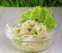 Салат капустный с огурцом и маслом