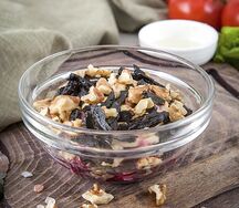 Салат из свеклы с черносливом и грецким орехом