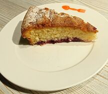 Шарлотка с вишней