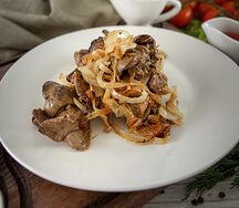 Печень куриная, жареная с луком