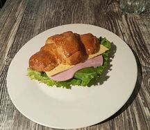 Круассан с ветчиной и сыром