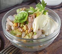 Салат с курицей, ананасом и кукурузой