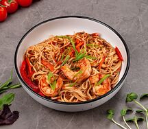 Удон с овощами и креветками