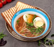 Легкий куриный суп с лапшой и яйцом