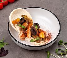 Хумус с курицей и маринованными овощами