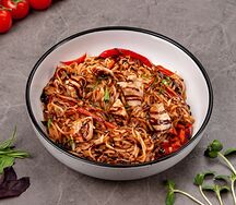 Удон с овощами и курицей