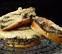 Булочка с маком и сливочной глазурью
