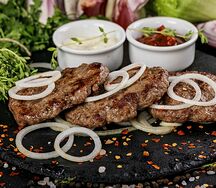 Плескавица на тарелке