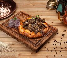 Томлёное мясо на лепёшке