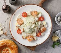 Салат Цезарь с креветками