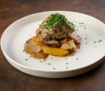 Язык в трюфельном соусе с жареным картофелем