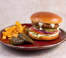 Бургер с хрустящей курицей и картофелем фри