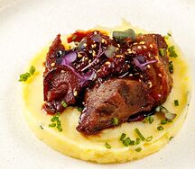 Телячьи щечки с картофельным пюре