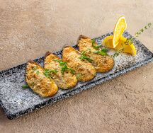 Мидии запеченные под острым соусом с чесноком и зелёным луком