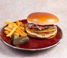 Бургер с брискетом и картофелем фри