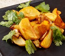 Жареный картофель с луком и чесноком