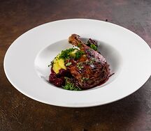 Утиная ножка конфи с пюре и пьяной вишней