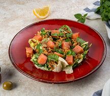 Салат с лососем и чукой в ореховом соусе