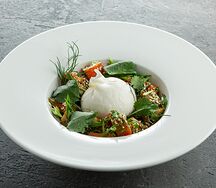 Салат из томатов с бурратой и песто