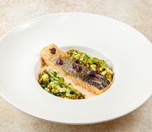 Лосось с томленым пореем и шпинатом с пряным кокосовым соусом