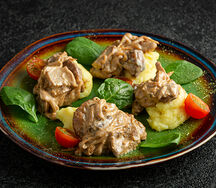 Телятина в соусе из белых грибов