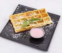 Вафли с малиновым соусом