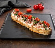 Брускетта с крабом и красной икрой