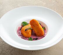 Воздушные сырники с брусничным вареньем