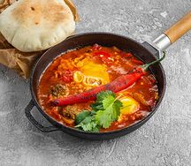 Шакшука ливанская с кебабом из ягненка