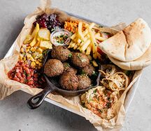 Фалафель на тарелке