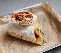 Шварма в лафе с кебабом из ягненка и соусом тахина