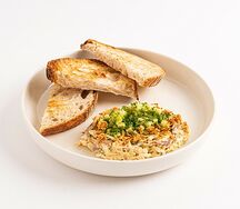 Форшмак из копчёной скумбрии с яблоком в соусе из зелёного лука