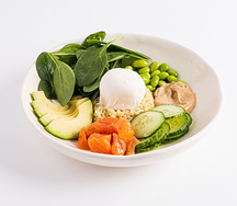 Грин-Боул с киноа, авокадо, бобами Эдамаме и форелью