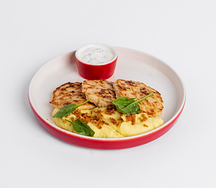 Оладьи из курицы с картофельным пюре и сметанным соусом