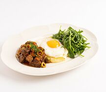 Говяжьи щёчки в томатном соусе с оливками, картофельным пюре и жар. яйцом