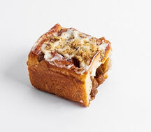 Булочка с яблоком, изюмом и корицей