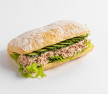 Сэндвич с тунцом, огурцом и сливочным сыром