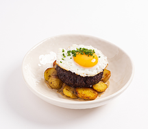 Бифштекс из говядины с яйцом, соусом из белых грибов и картофелем, 340г