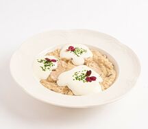 Овсянка с уткой в соусе из белых грибов и муссом из пармезана