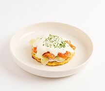 Картофельный хашбраун с беконом и солёной форелью под муссом из пармезана