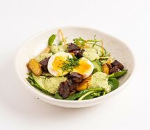 Тёплый салат с говяжьими щёчками и печёным картофелем с соусом дзадзыки