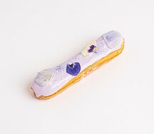 Эклер ежевика со сливками