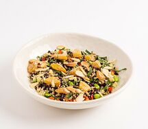 Салат с киноа, диким рисом, овощами, персиком и медовой заправкой