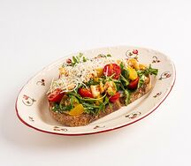 Тартин с креветками, томатами черри и персиками