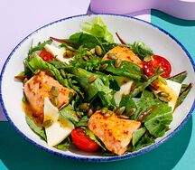 Теплый салат с лососем