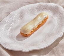 Эклер с белым кремом